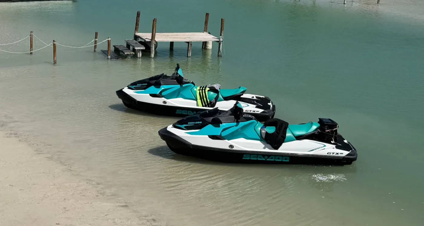Dos motos acuáticas en la orilla