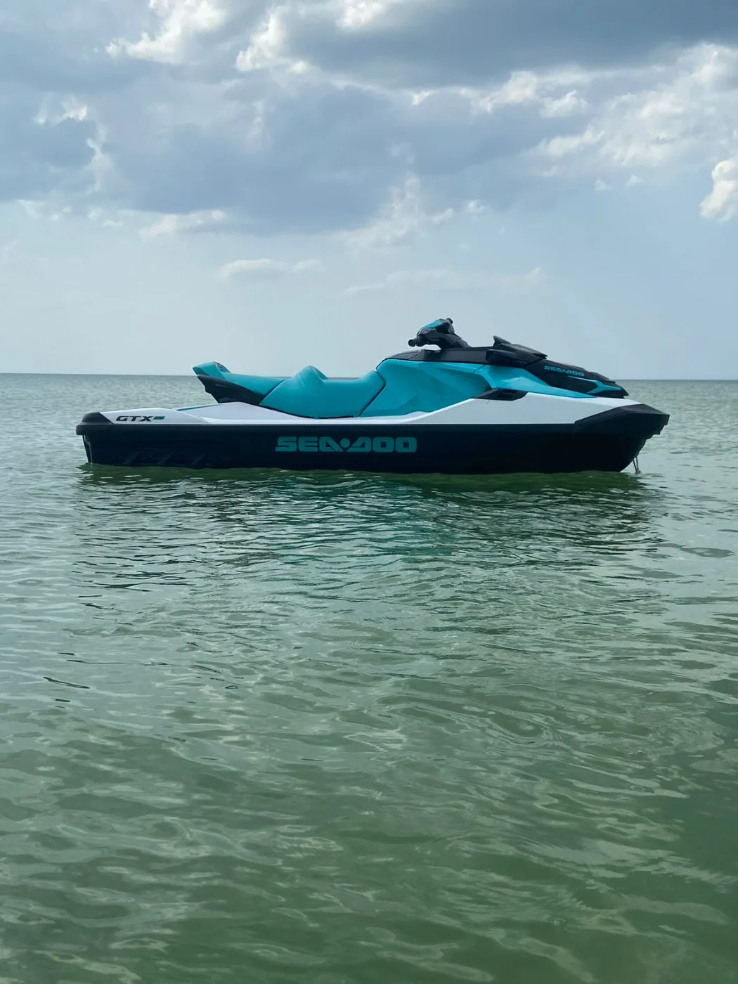 Moto acuática GTX en el agua