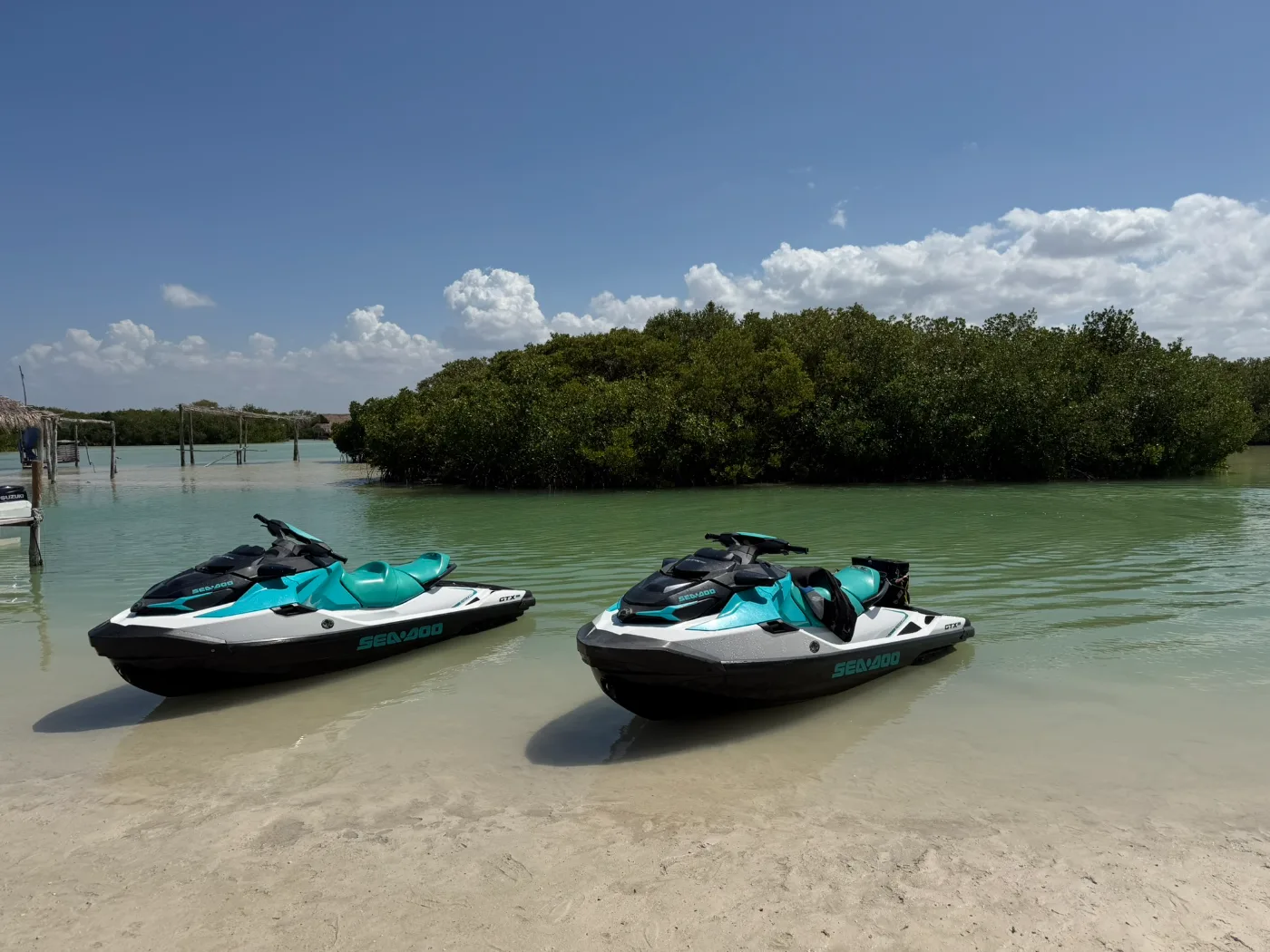 Dos motos acuáticas GTX en laguna de Yucatán