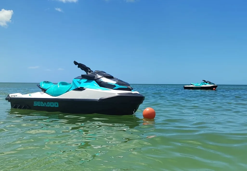 Dos motos acuáticas en el mar con boya